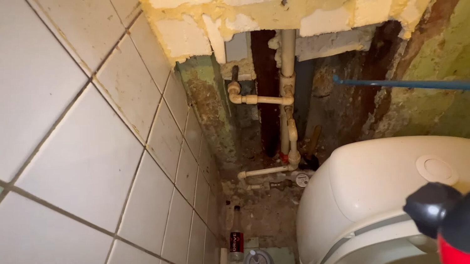 разводка труб в ванной, трубы в ванной, разводка труб, канализация в ванной комнате, канализационные трубы