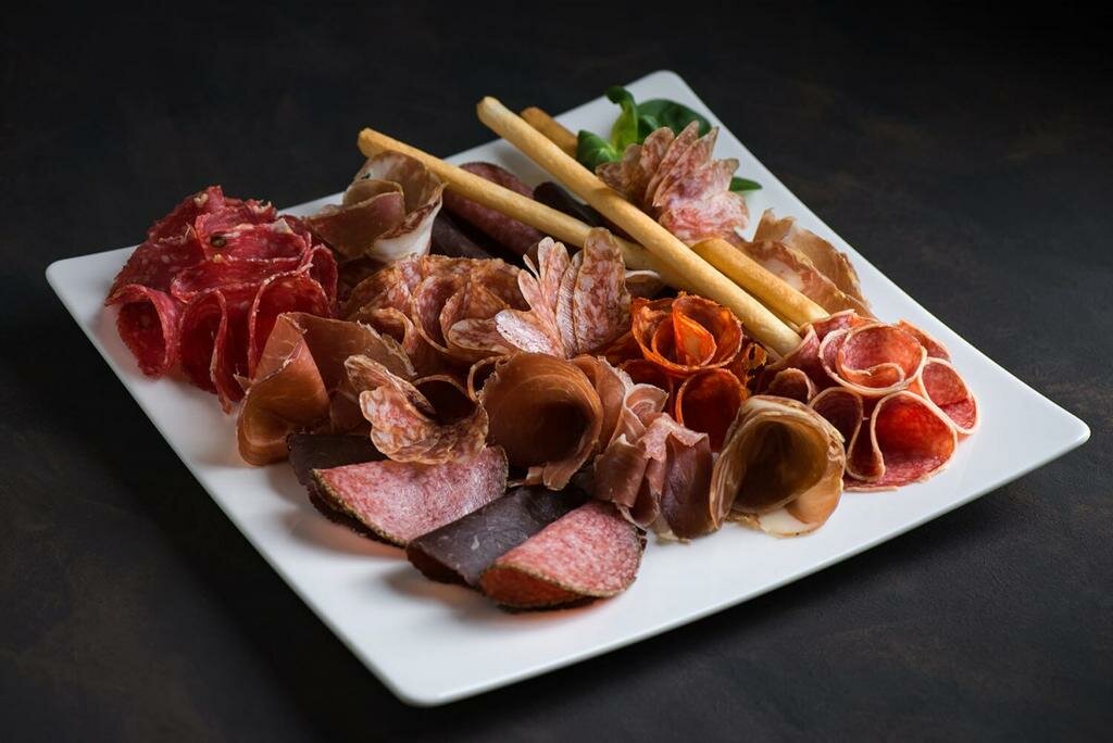 ассорти мясное, мясная тарелка, мясная нарезка, мясная, мясные деликатесы