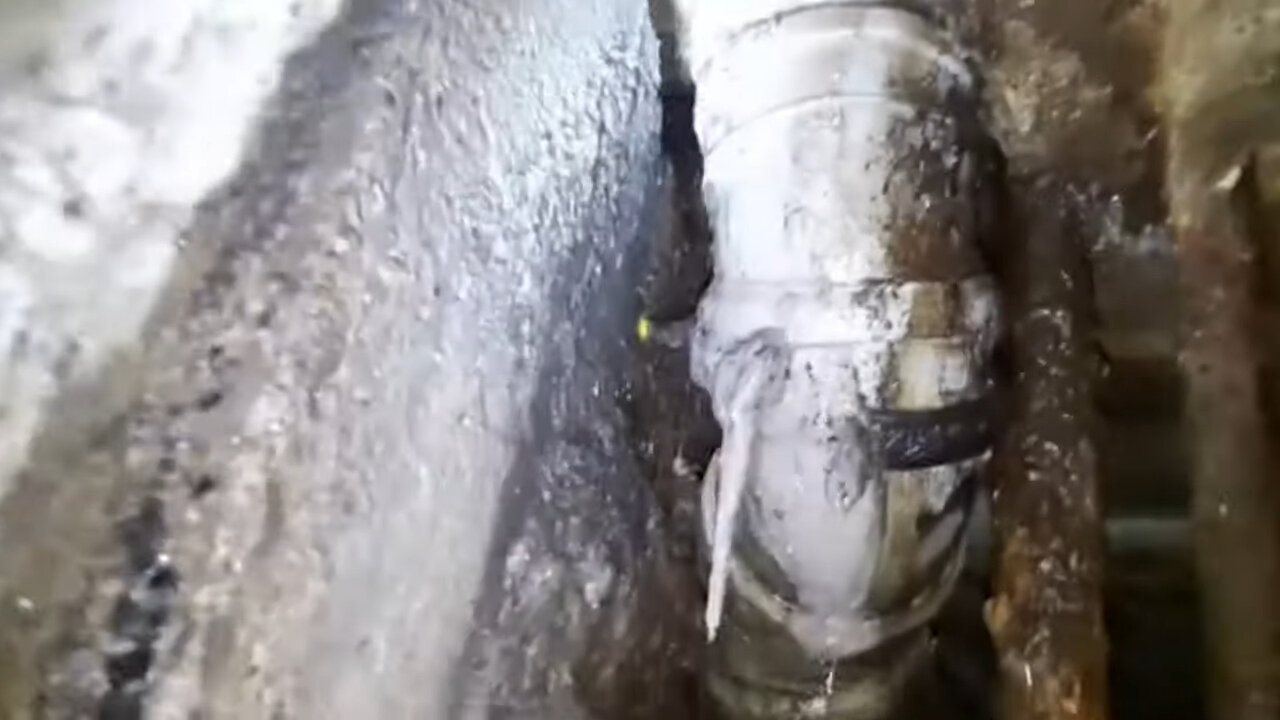 канализационные трубы, трубы, в подвале, трубы канализации, трубы водоснабжения