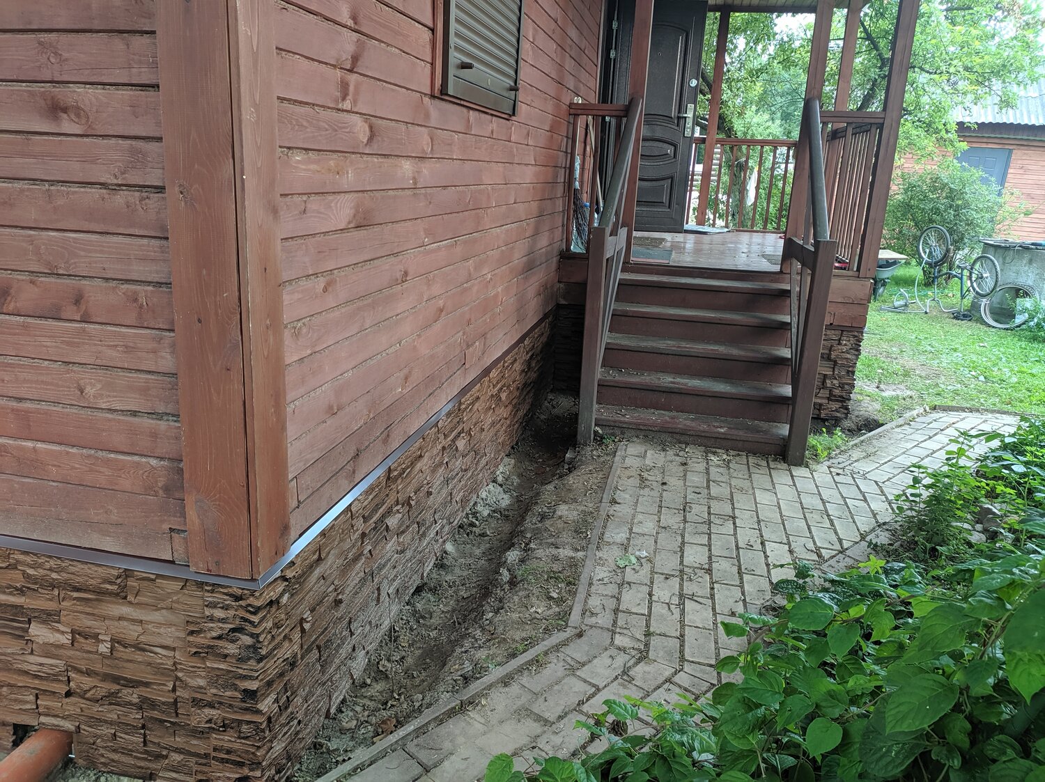 отмостка, отмостка дома, отмостка вокруг дома, деревянная отмостка вокруг дома, отмостка в частном доме