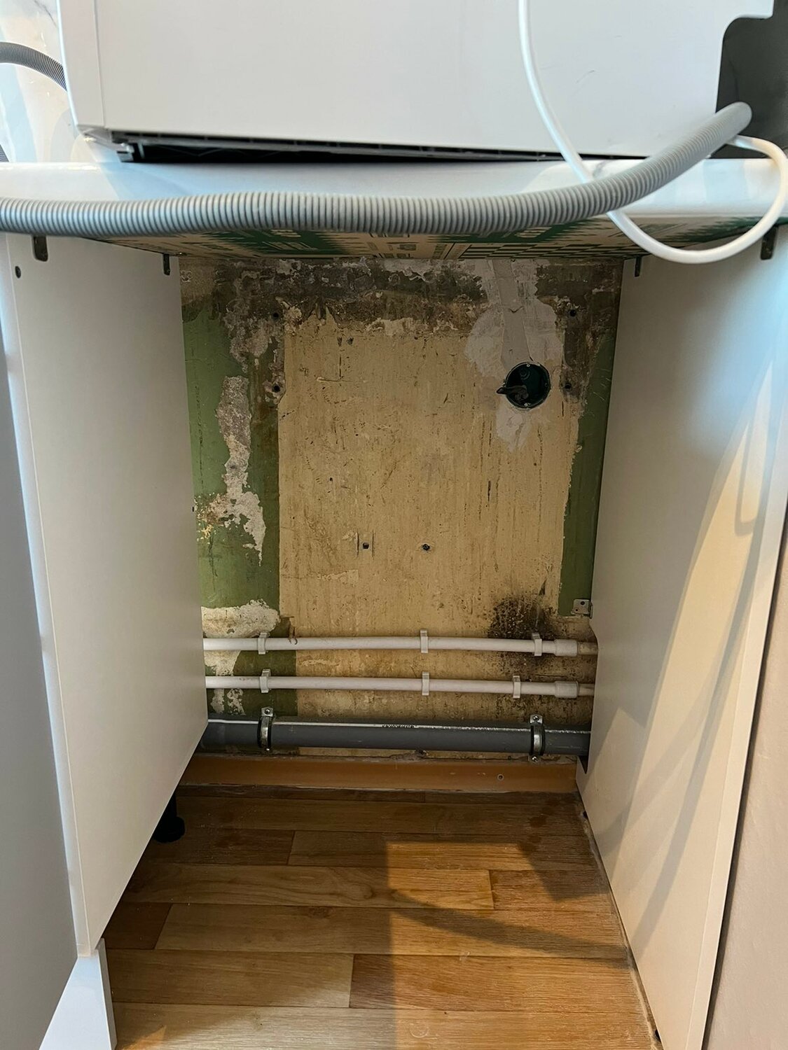 стиральная машина hotpoint-ariston wmtl 501 l cis, сантех 40 сливной шланг стиральной машинки, слив из стиральной машины, подключение стиральной машины, стиральная машинка на кухне