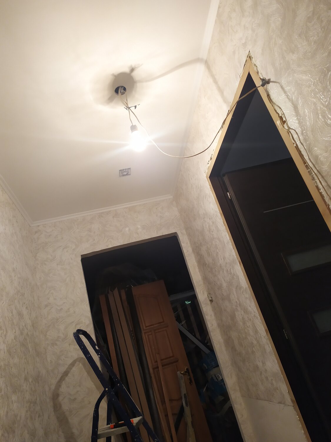 потолок в коридор, квартира, потолок, люстра, коридор