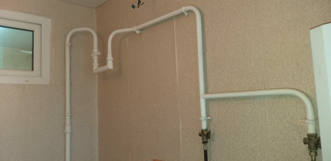 кран для газовой трубы на кухне, опуск газовой трубы, труба для газовой колонки в балашихе, газовая труба в стене, повело трубы из полипропилена