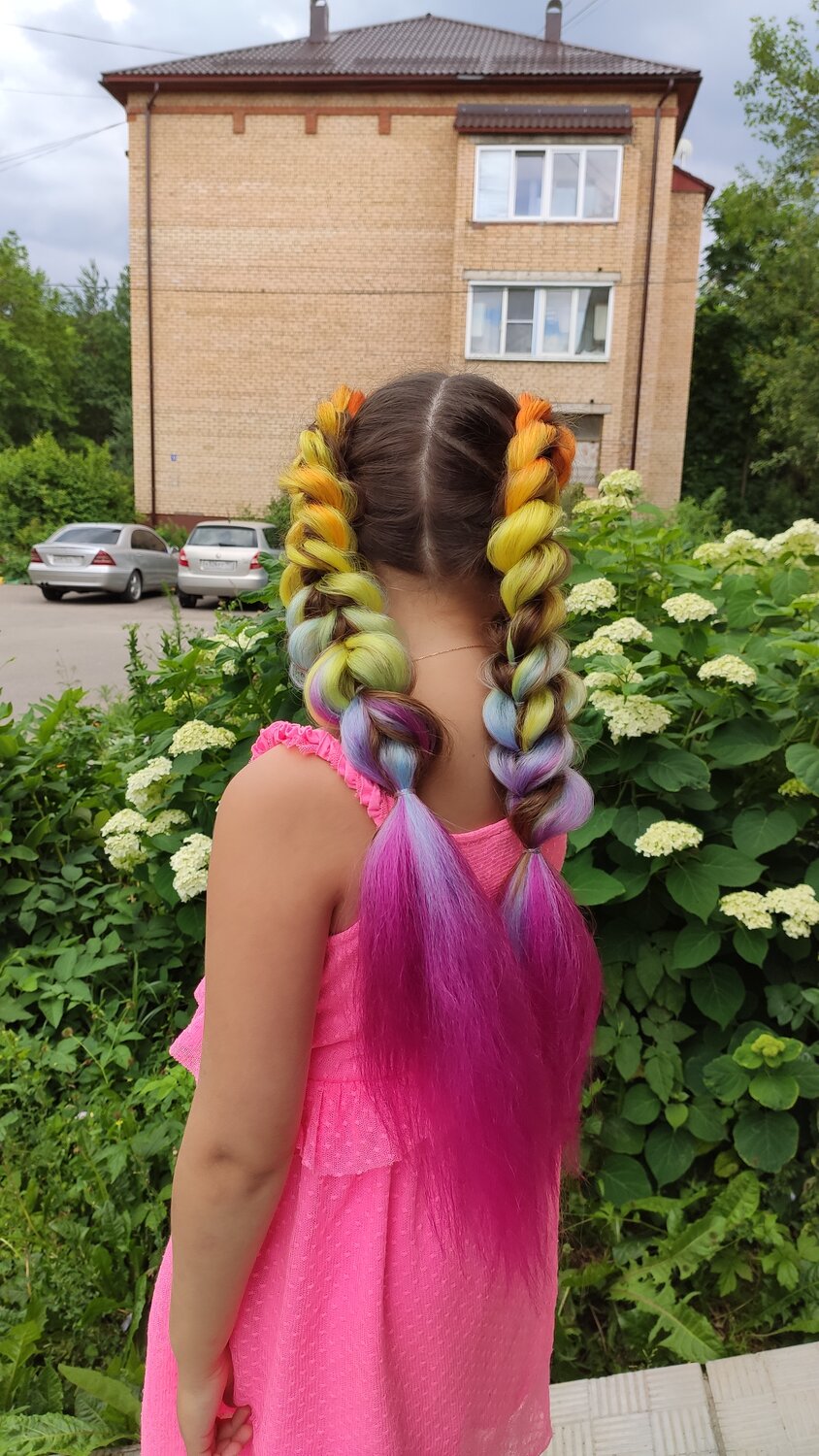 косички с канекалоном канекалоном, канекалон одна коса прическа, радужный канекалон прическа девочка, плетение косы с канекалоном, канекалон 2 косы розовый