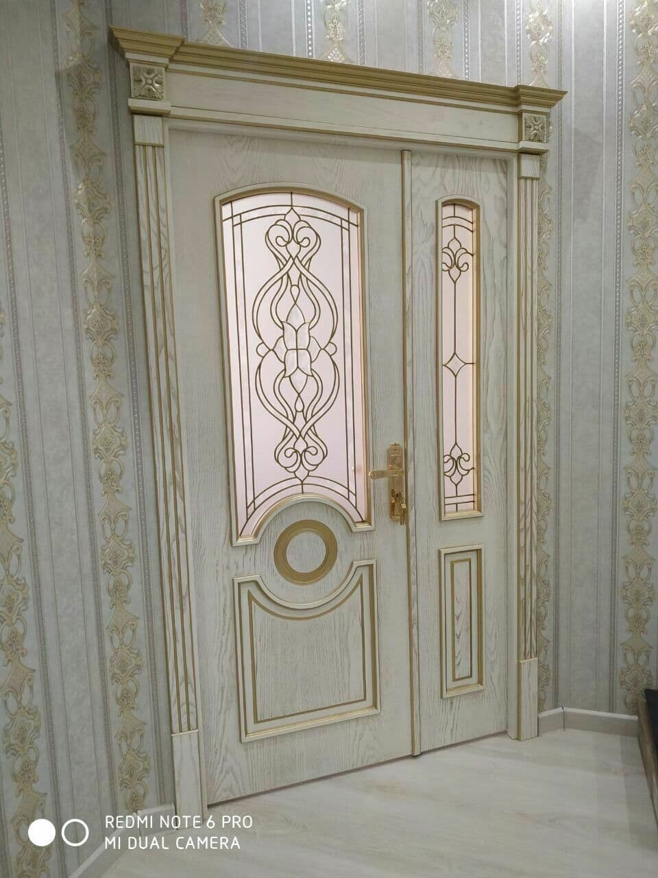 двери с патиной в интерьере, мдф двери в ташкенте, золотая патина волнообразной обналичке, распашные двери с капителями калисто, обналичник дверной версаче