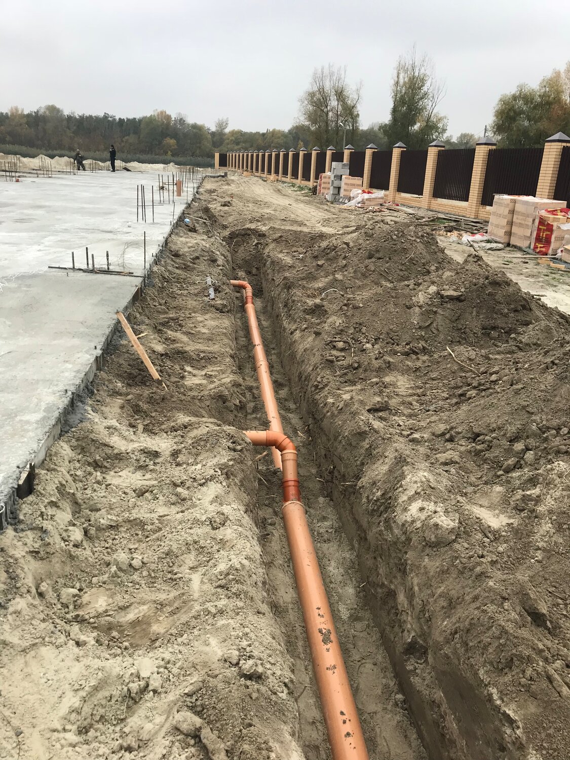 укладка трубы для септика, укладка трубы 110 в траншею водопровод, укладка канализационных труб в траншею глубина, прокладка трубы 110 мм в плите фундамента, прокладка канализации