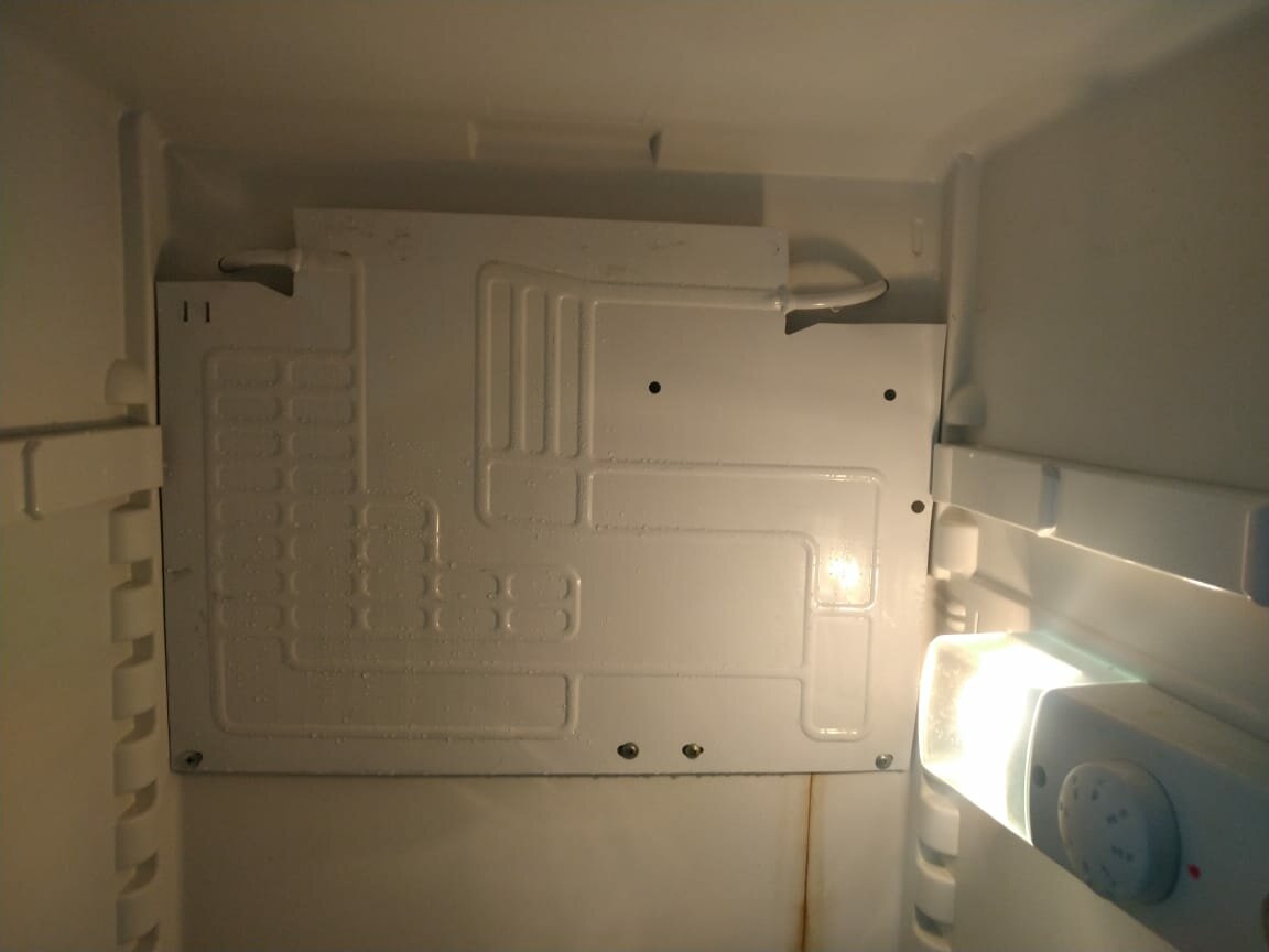 плачущий испаритель в холодильнике атлант, плачущий испаритель в холодильнике, крепление испаритель холодильника, крепление термостата к испарителю, холодильник атлант испаритель холодильной камеры