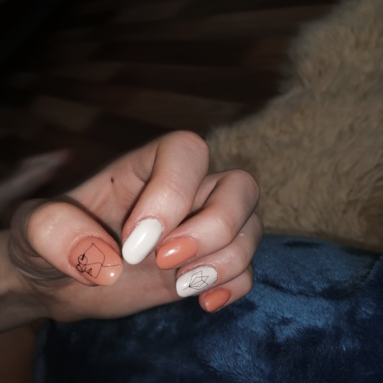 маникюры, ногти, дизайн ногтей, однотонный маникюр со стразами на короткие ногти, маникюр с цветком на безымянном пальце