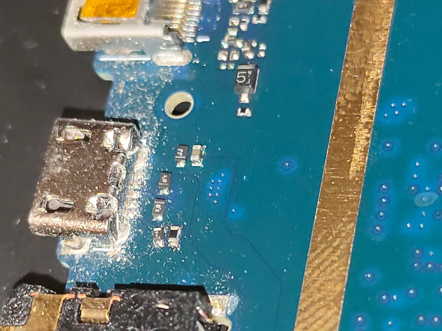 распиновка микро юсб на плате, плат, выломан разъем micro usb, транзистор на плате ноутбука, деталь