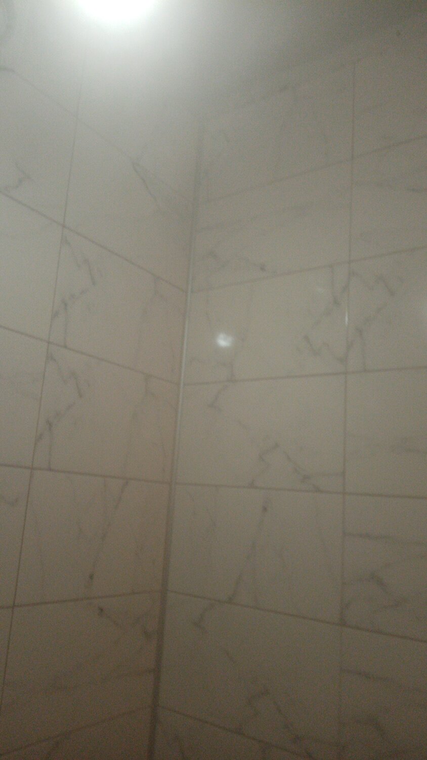 плитка без швов в ванной, керамогранит keratile dolomite white br 60x60, затирка для плитки под мрамор, керамическая плитка, стык рельефной плитки