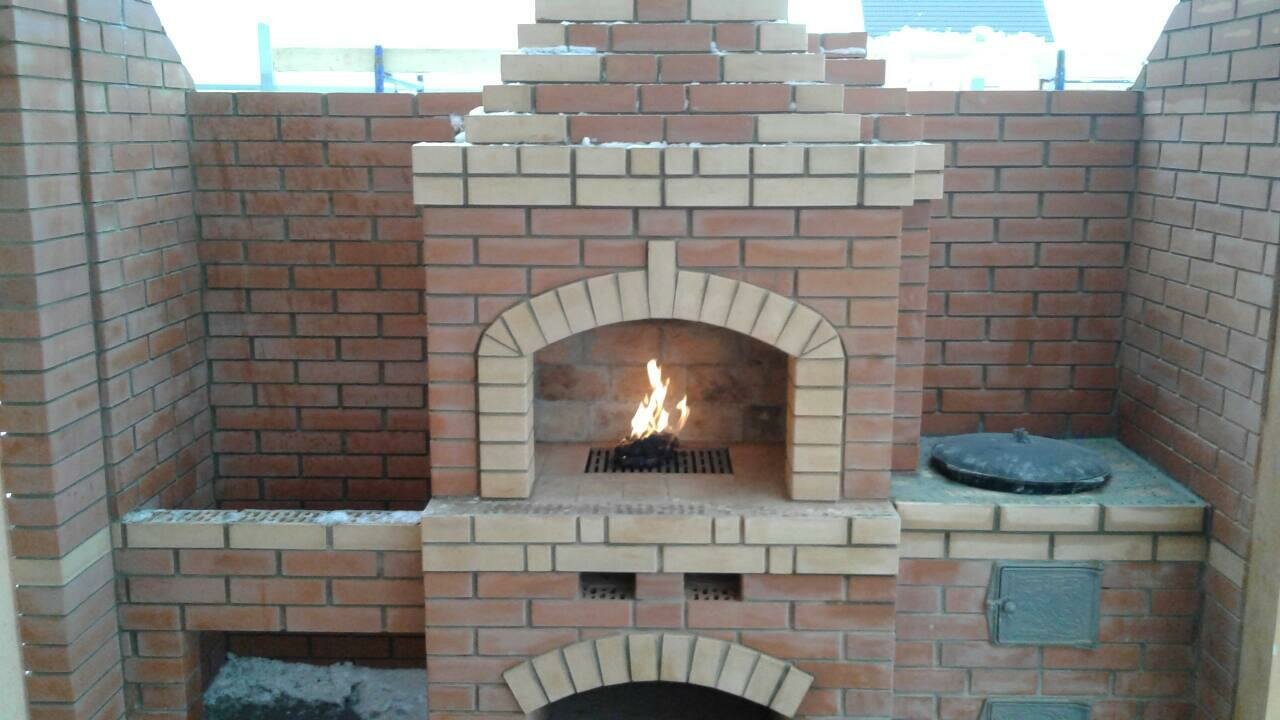 мангал из кирпича без топки, угловой мангал из кирпича, барбекю из кирпича с колосниками, печь барбекю из красного кирпича, кирпичный мангал на веранде