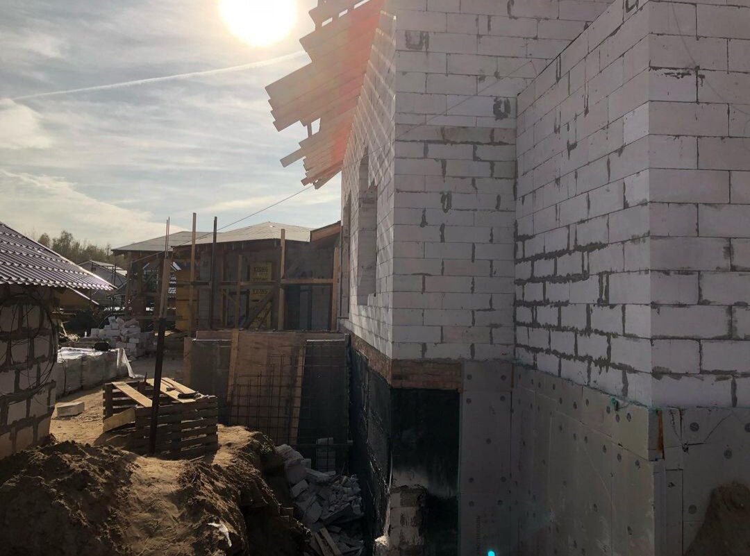 пеноблок, коробка дома из газобетона, дом из силикатных блоков, кирпичный цоколь под дом из газобетона, газобетон