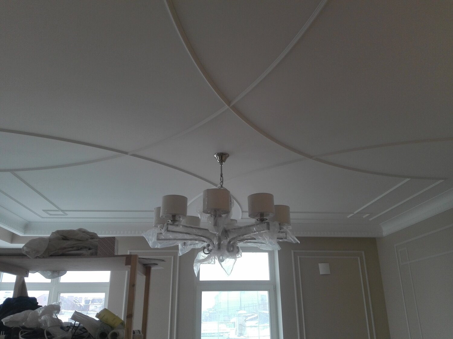 потолок, натяжной потолок, французский потолок белый, подвесной потолок, овал на потолке из молдингов