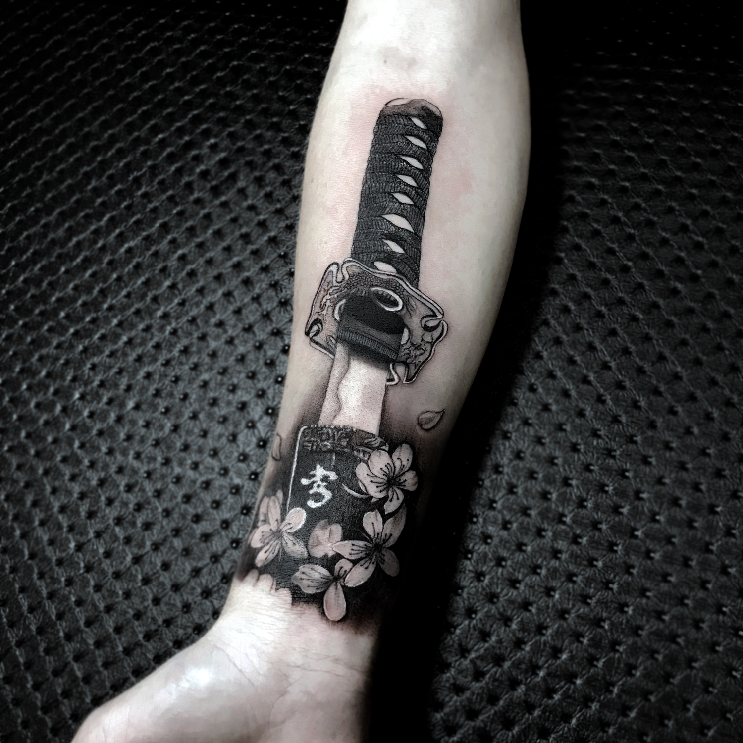 тату нож на предплечье, тату нож, tattoo, татуировка, наколки