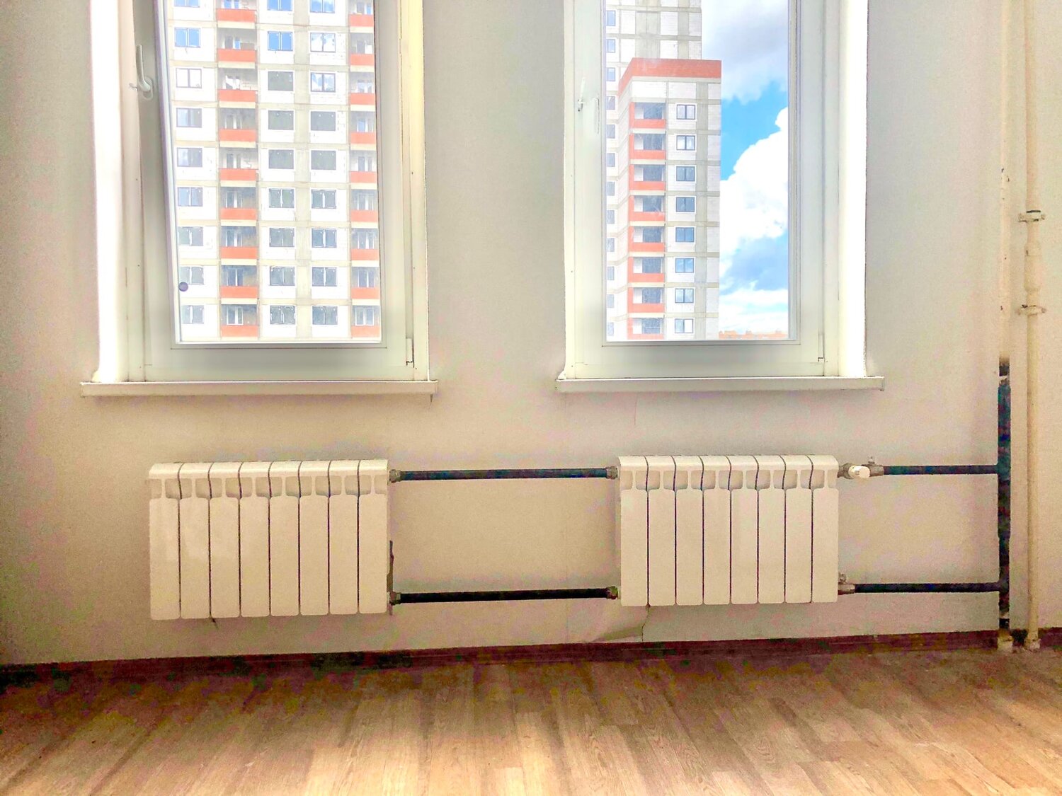 радиатор отопления, радиаторы отопления п44т, радиатор под окном, батарея, батарея под окном