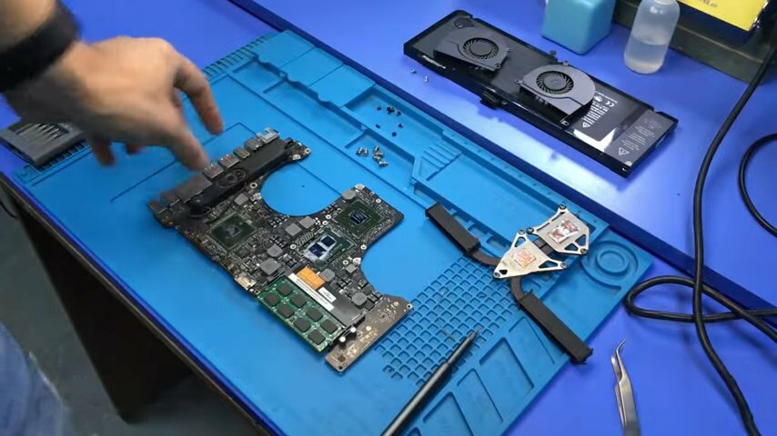 апгрейд ноутбука samsung, разобранный ноутбук, техника, залить плату ноутбука лаком, ремонт