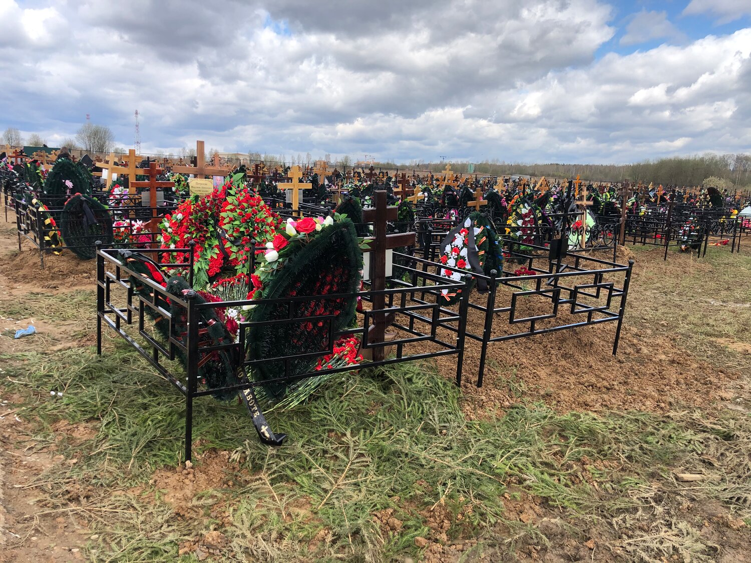 кладбище, свежая могила на кладбище, захоронение на кладбище, новое кладбище, юго западное кладбище