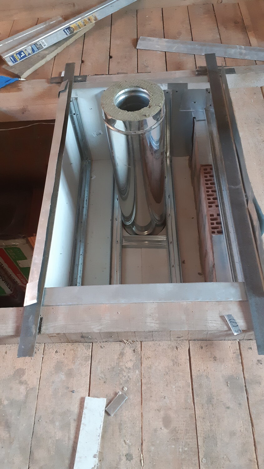 дымоход через наклонный потолок наклонный проходной узел 210 дымохода, проходной узел дымохода, потолочно проходной узел 80 диаметр, проходка для дымохода через перекрытие, проходной узел дымохода из минерита