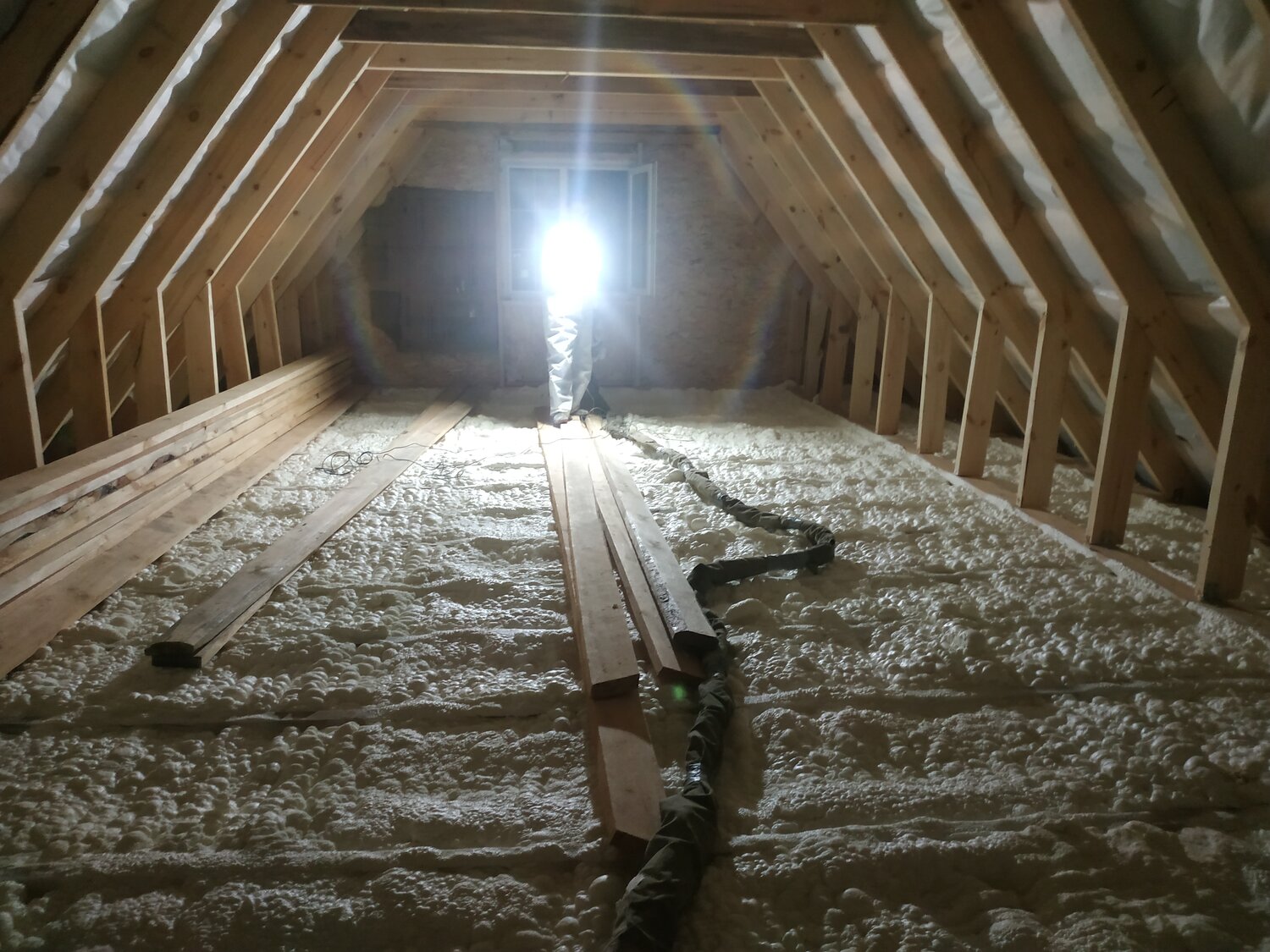 чердак в частном доме, на чердаке, эковата утеплитель для кровли мансарды, обустройство мансарды, теплоизоляция чердака эковатой