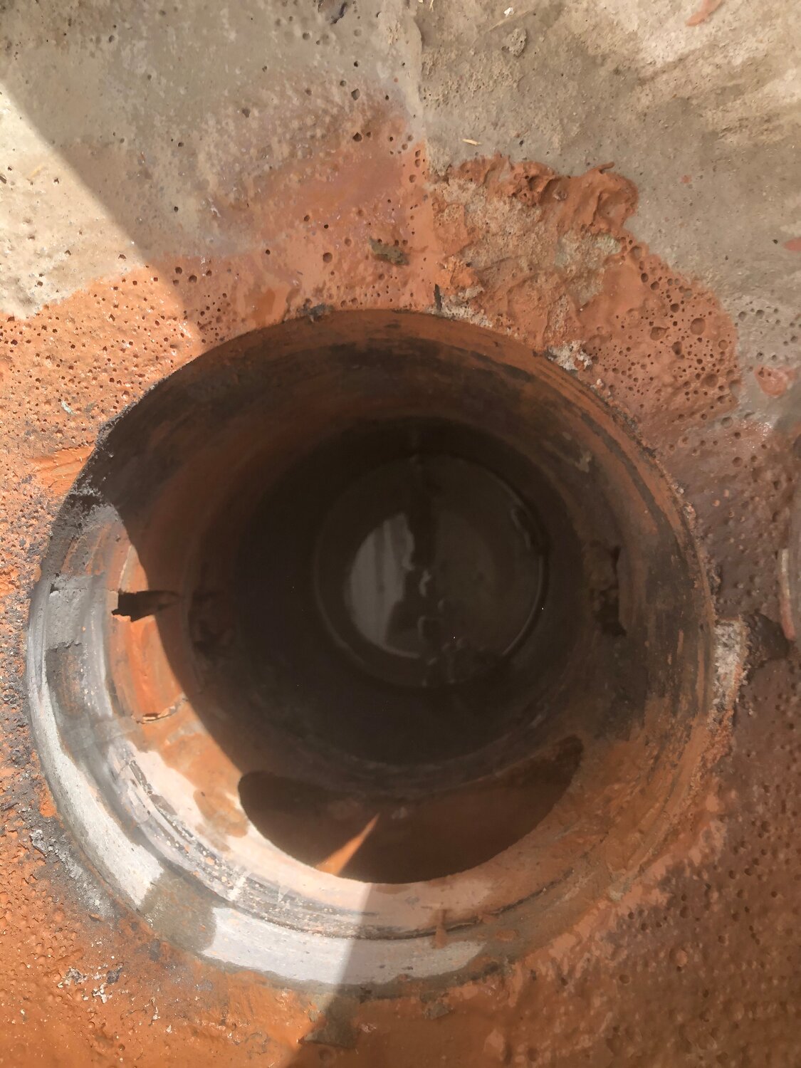 углубление колодца, грязный колодец, канализационный колодец ф2, колодец канализационный, колодец