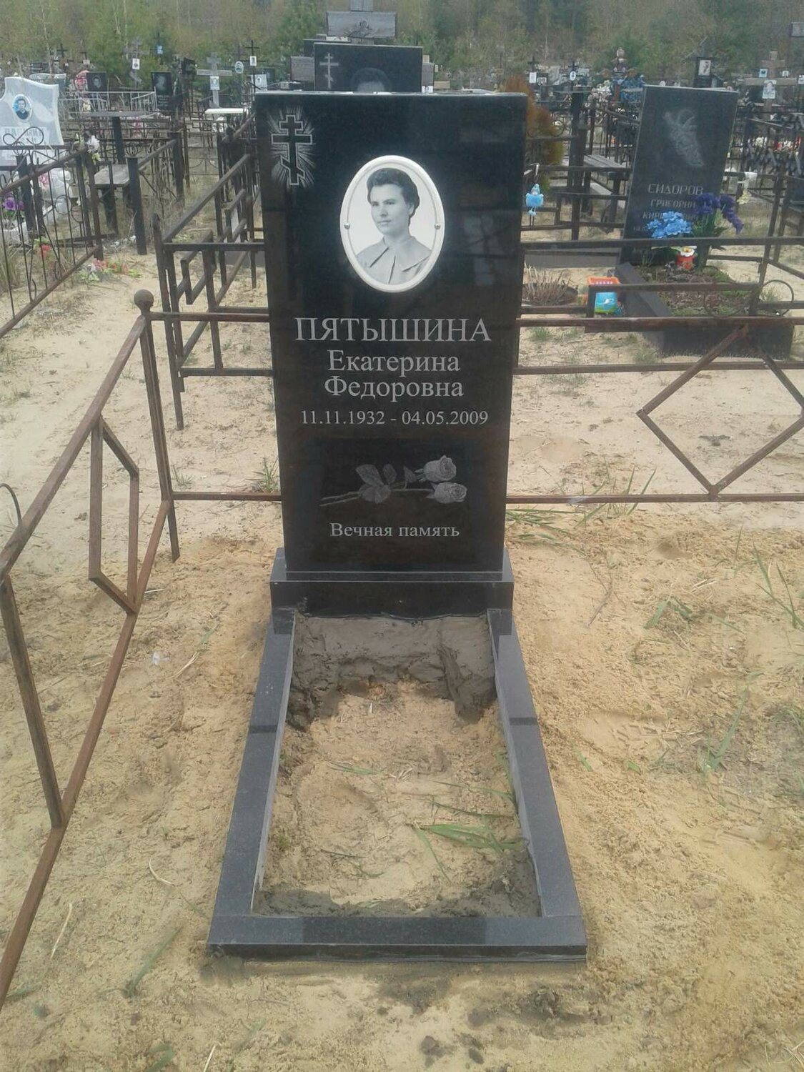 памятники на могилу, памятники из гранита, фигурные памятники из гранита, надгробные памятники, памятники из мрамора