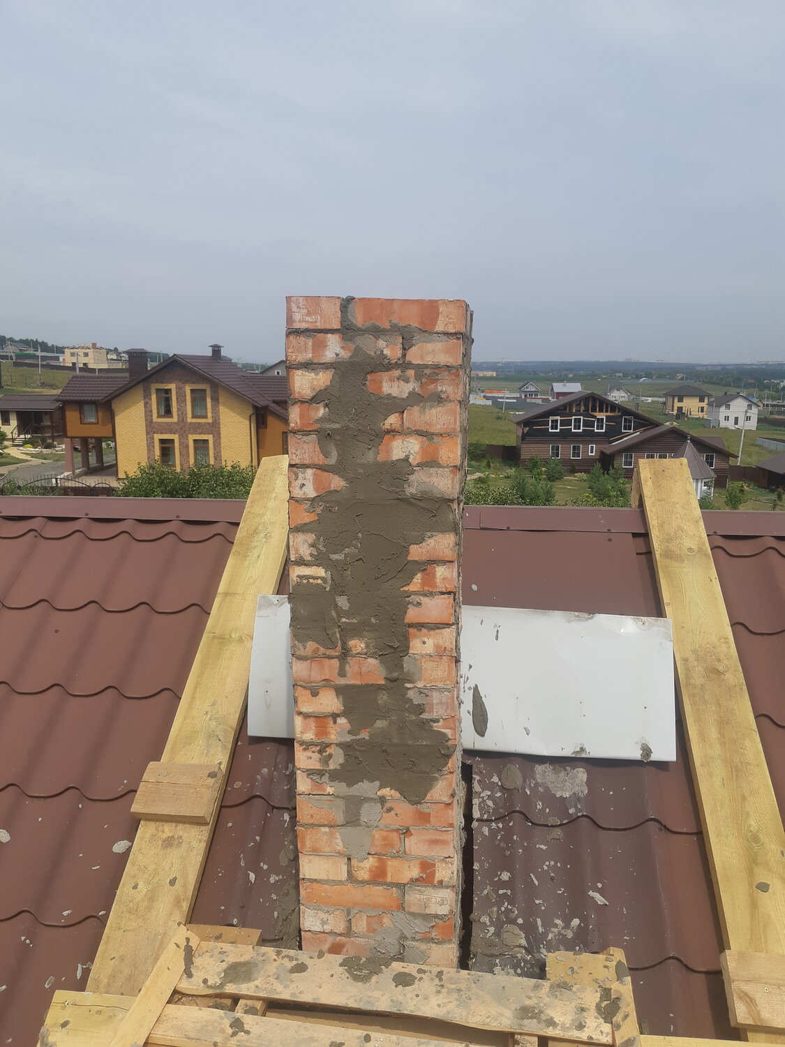 кровля, металлочерепица с изломом крыша, монтаж кровли, ондувилла крыша, декоративная отделка дымохода на крыше