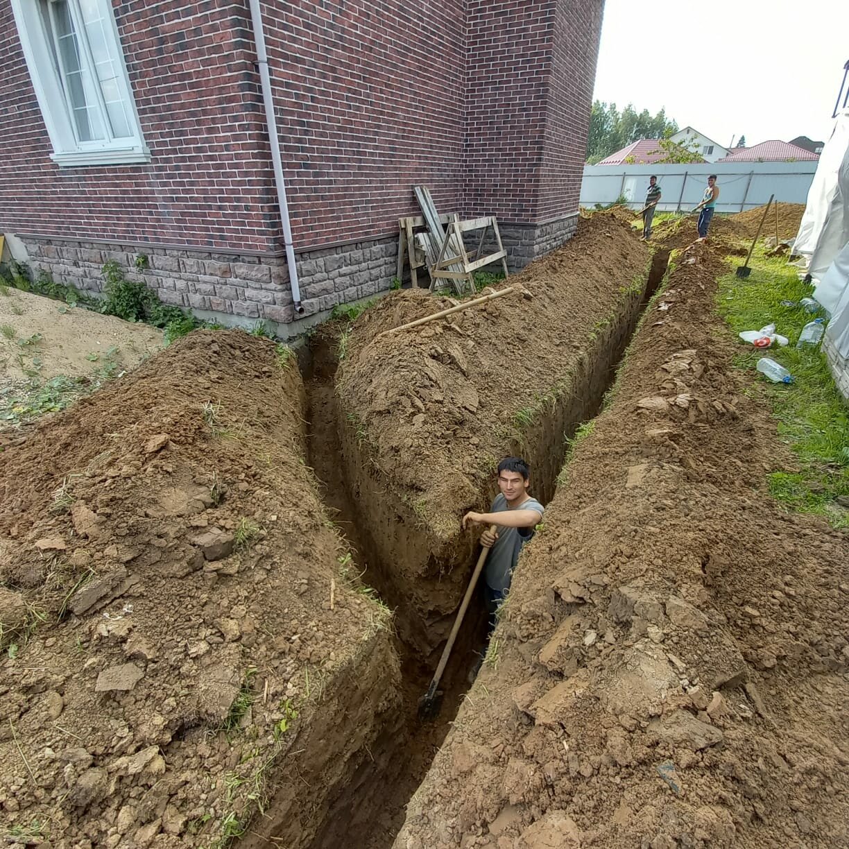 раскопка траншеи под водопровод, траншея для водопровода, копка траншеи, копка под водопровод, копка траншей