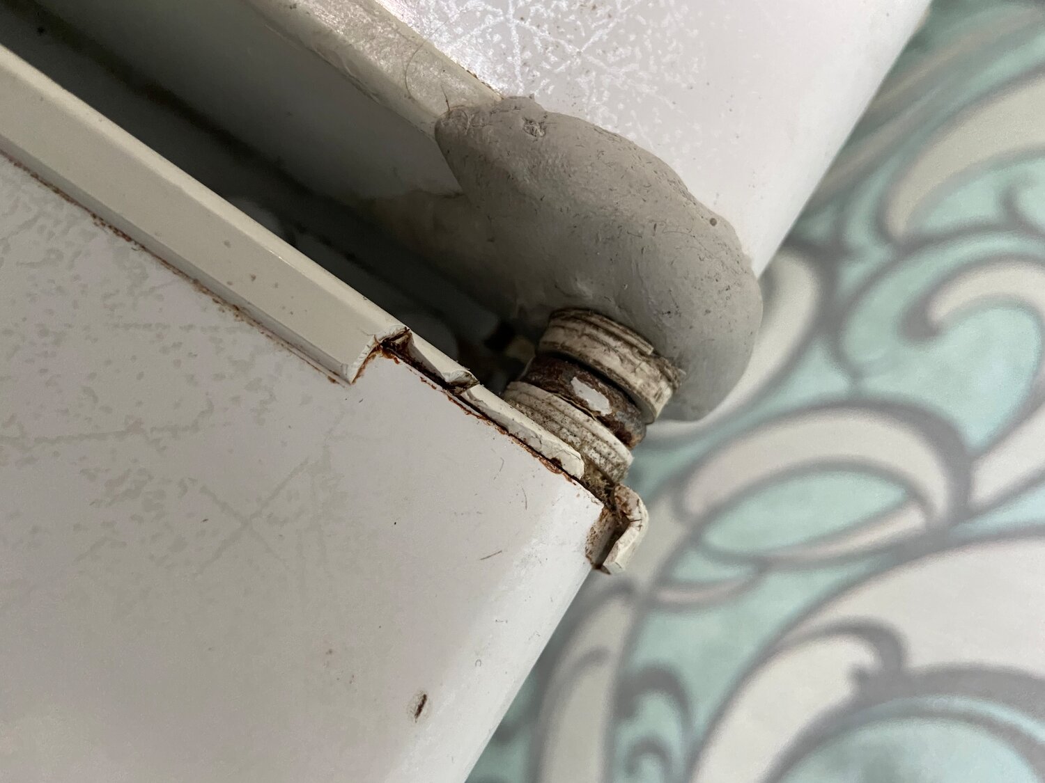 протечка трубы отопления, запенивание труб отопления, ремонт, отопление, трубы отопления под натяжным потолком