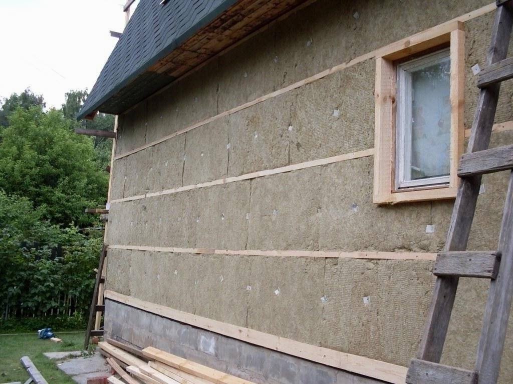 обрешетка под сайдинг с утеплителем rockwool, утепление дома снаружи, обшить дом сайдингом с утеплителем на сваях, обшивка дома сайдингом с утеплителем техноплекс, перекрестное утепление каркасного дома снаружи