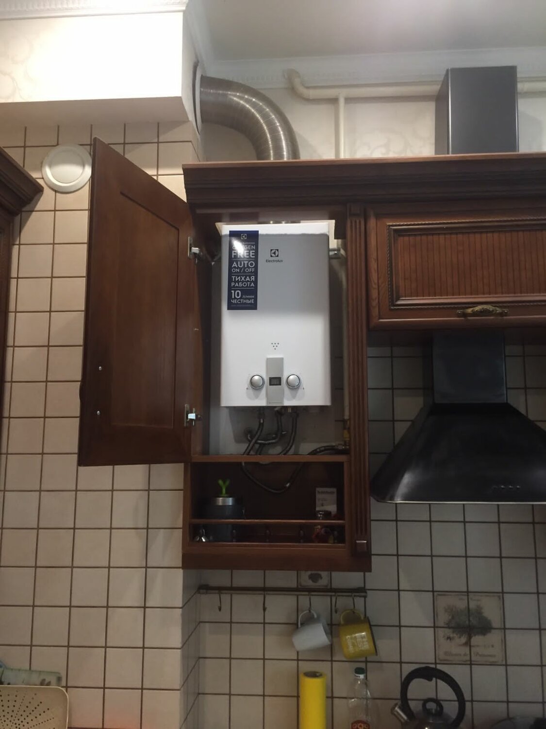 кухонный гарнитур под газовую колонку, кухня, угловая кухня с газовым котлом в углу, дизайн кухни, кухонный гарнитур