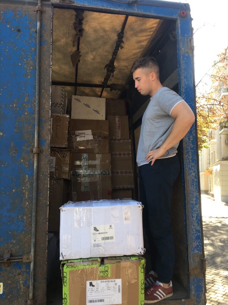 грузчик, грузчик с грузом, крепкие грузчики, грузчик на склад, грузчики молдавия