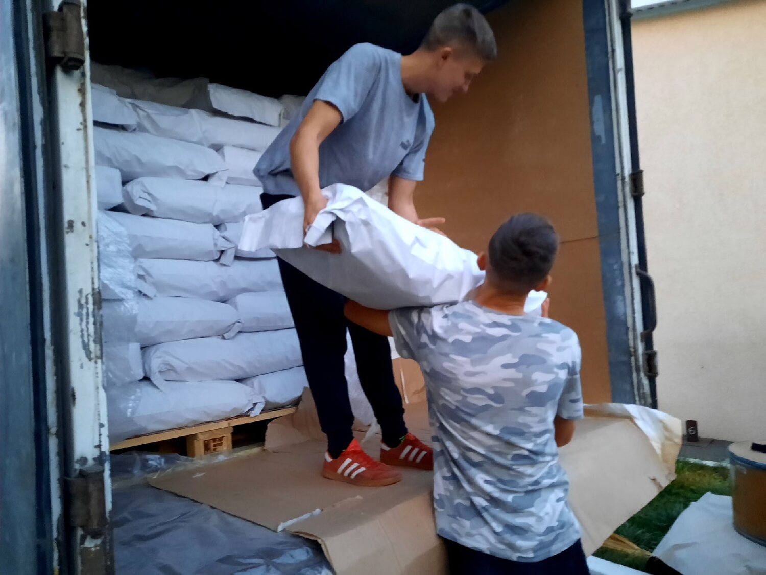 грузчик мешков, грузчики на заводе, грузчик, грузчики разгрузка мешков, бригада грузчиков