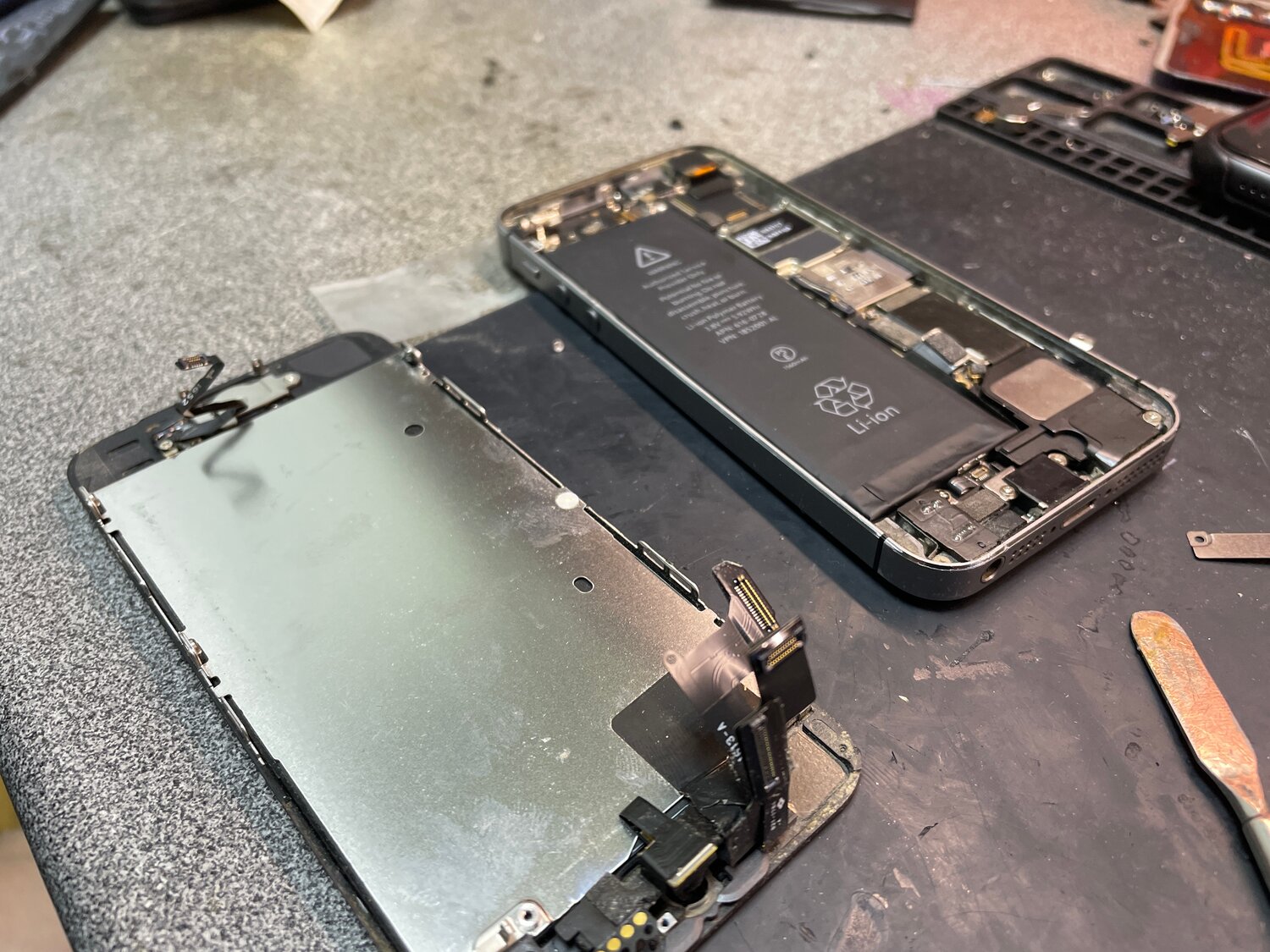вздутый аккумулятор iphone 6, вздутый аккумулятор iphone x, акб айфон 5s, iphone 7 разобранный, смартфон