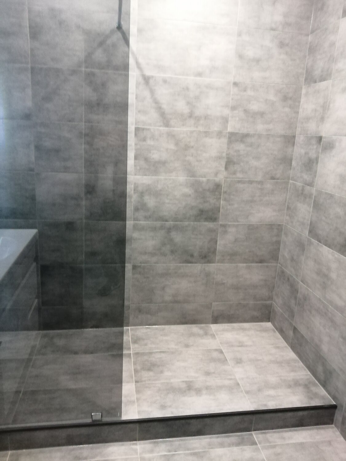 плитка слейт голден тайл, душевой поддон из керамогранита kerama marazzi, душевая в светлой плитке, душевые из керамогранита, ванная из плитки под бетон