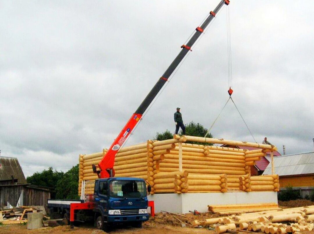 сборка сруба манипулятором, разгрузка сруба манипулятором, сруб манипулятором, кран для сборки сруба, кран для бревен