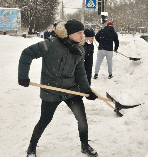 уборка снега, субботник по уборке снега, субботник, уборка территории, уборка города
