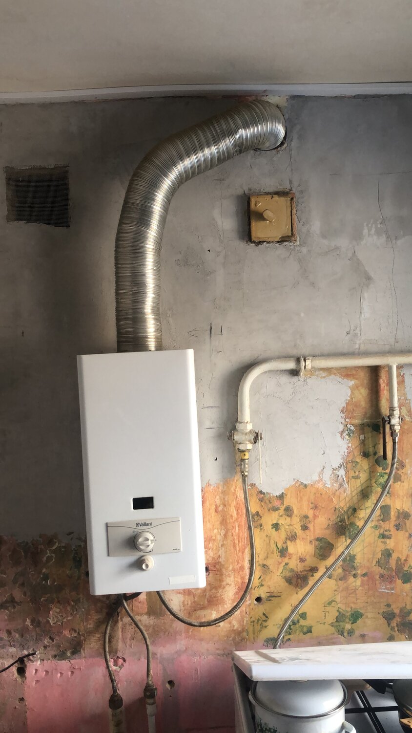 установка газовой колонки, газовая колонка, газоход 110 для газовой колонки, газовая колонка с газовой трубой, крепления для газовой колонки