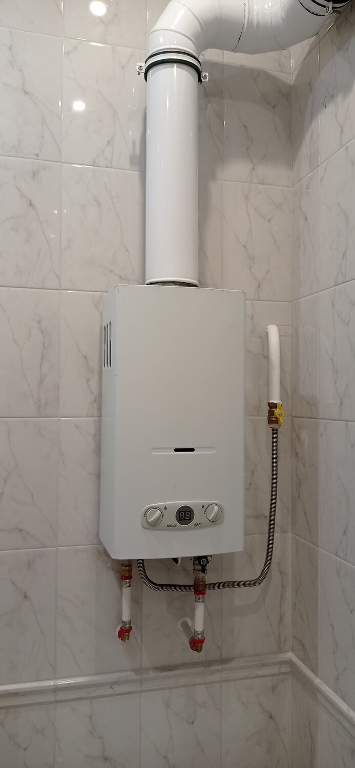 газовая колонка в квартире, стиральная машина и газовая колонка, вытяжная труба к газовая колонка бош, газовая колонка, хорошая газовая колонка для квартиры бош