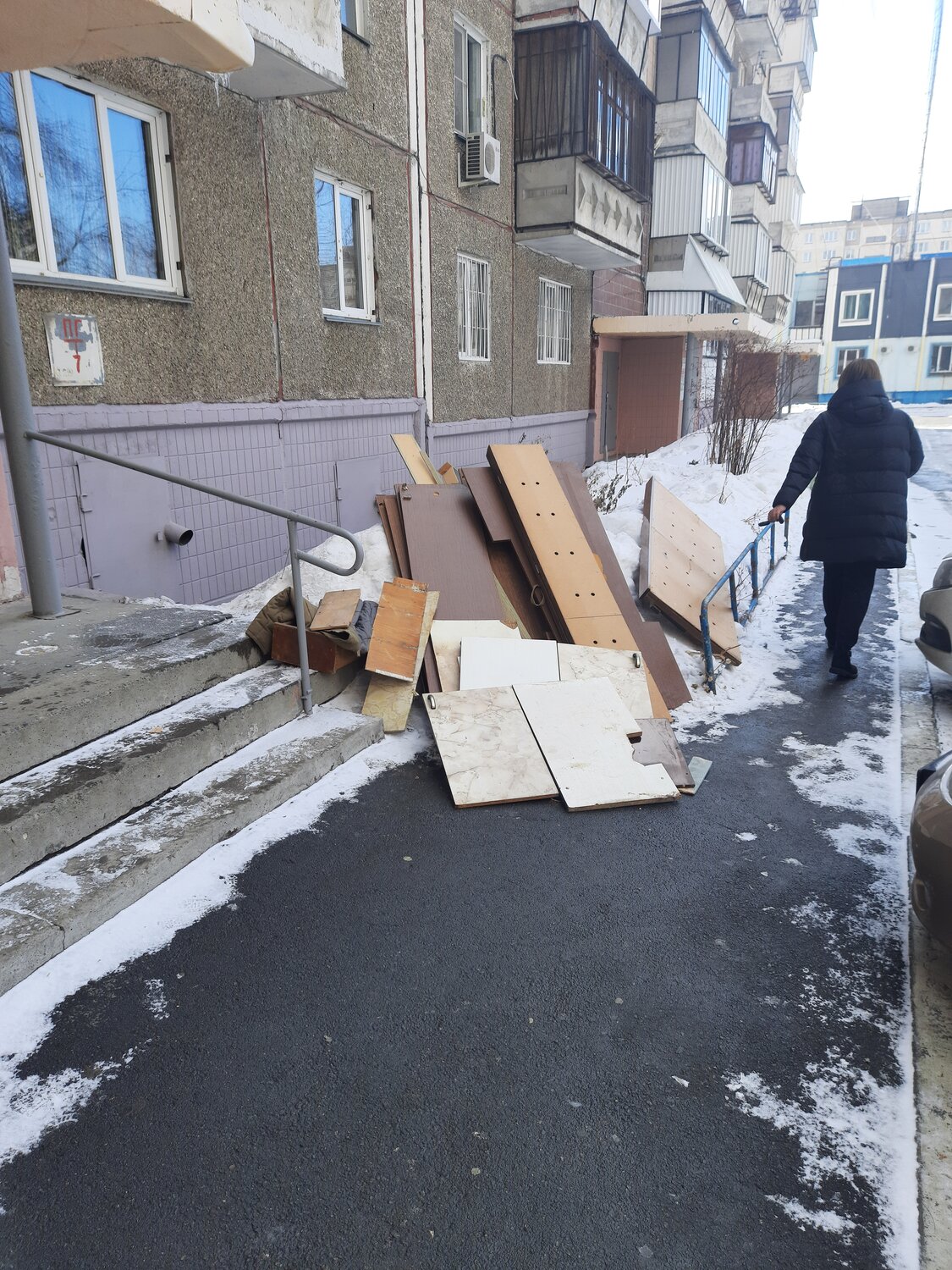 строительный мусор, во дворе, мусорный контейнер, строительные отходы, дворовая территория