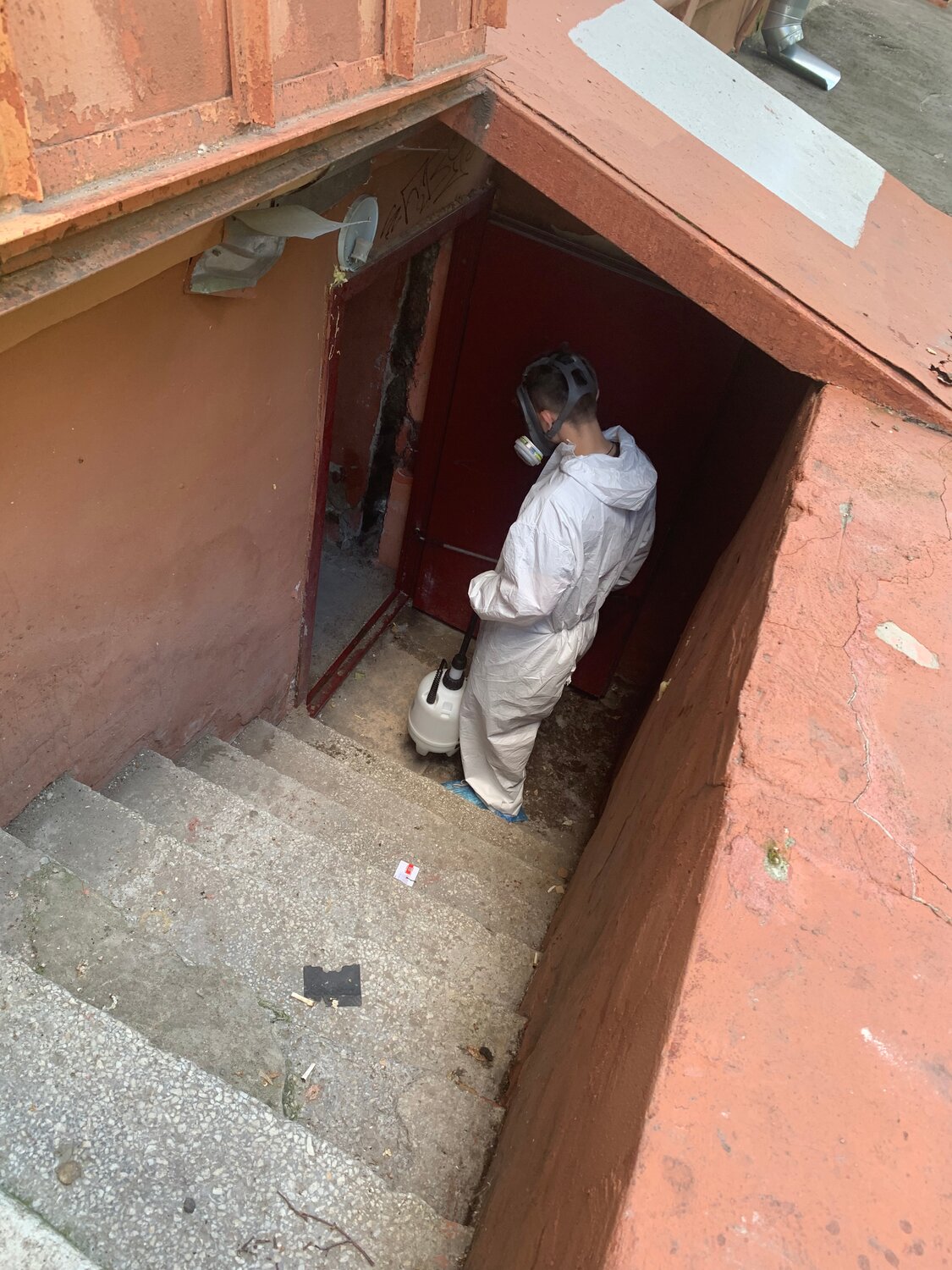 из подвала, в подвале, вход в подвал, подвал жилого дома, подвал на улице упасть яма