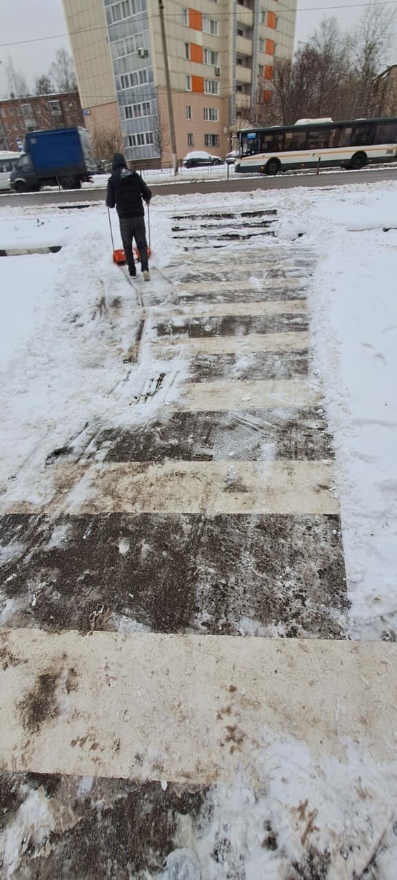 убирает снег, снег, снег в апреле, снег во дворе, опять снег