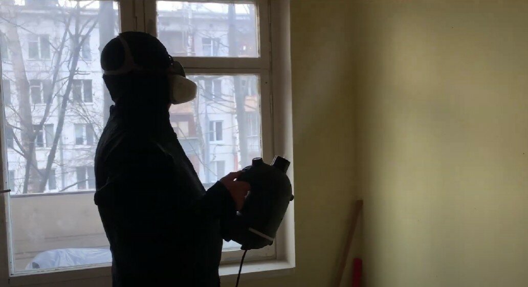 человек, у окна, холодный туман, дезинфекция, кабанов павел