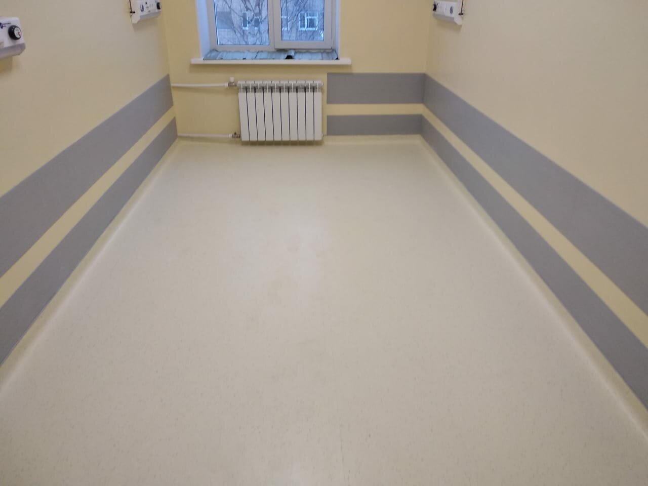 линолеум, напольное покрытие, помещение, пол, протертый линолеум в офисе