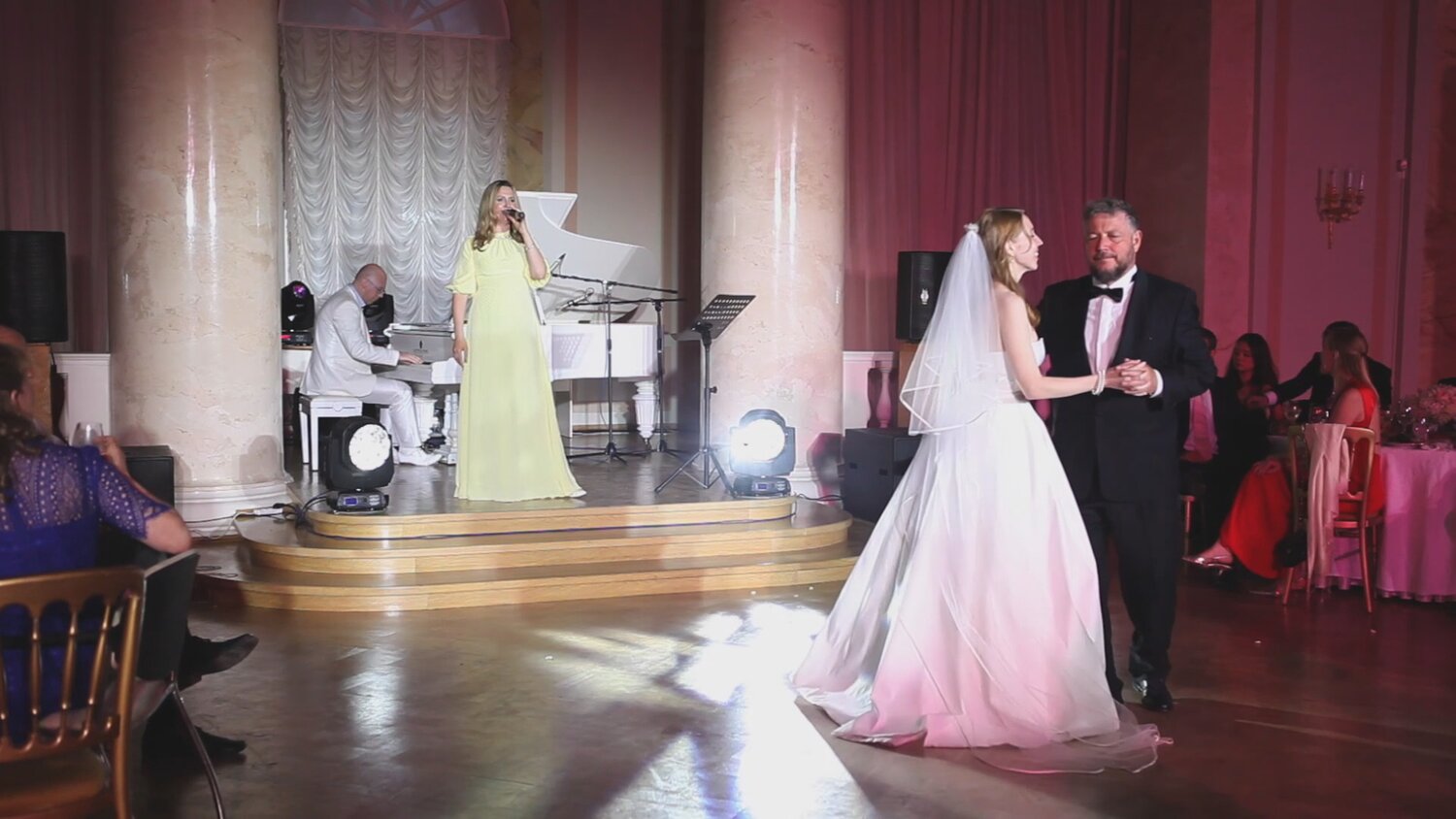 на свадьбе, свадебный танец, свадебный, свадебное платье, жених