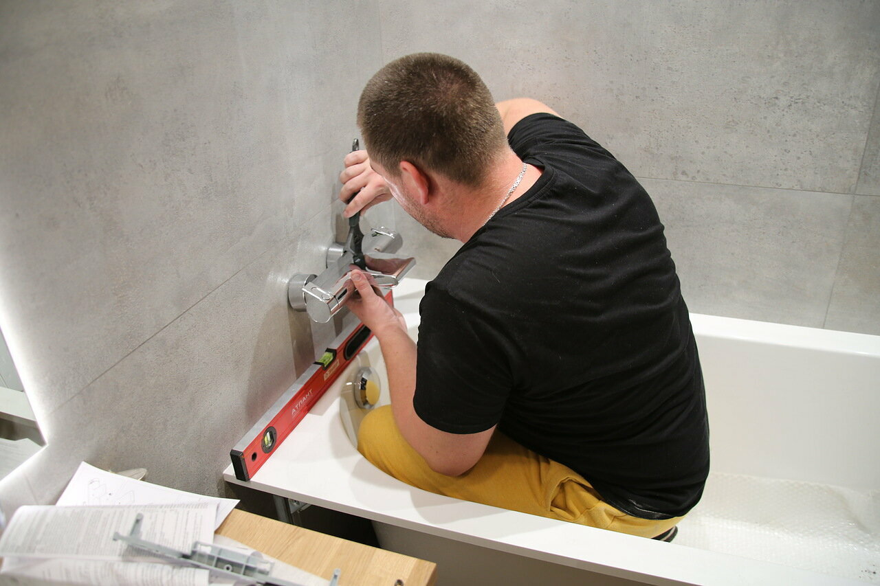 сантехник, водопроводчик, сантехник приборы, сантехнические монтаж душевой, монтаж