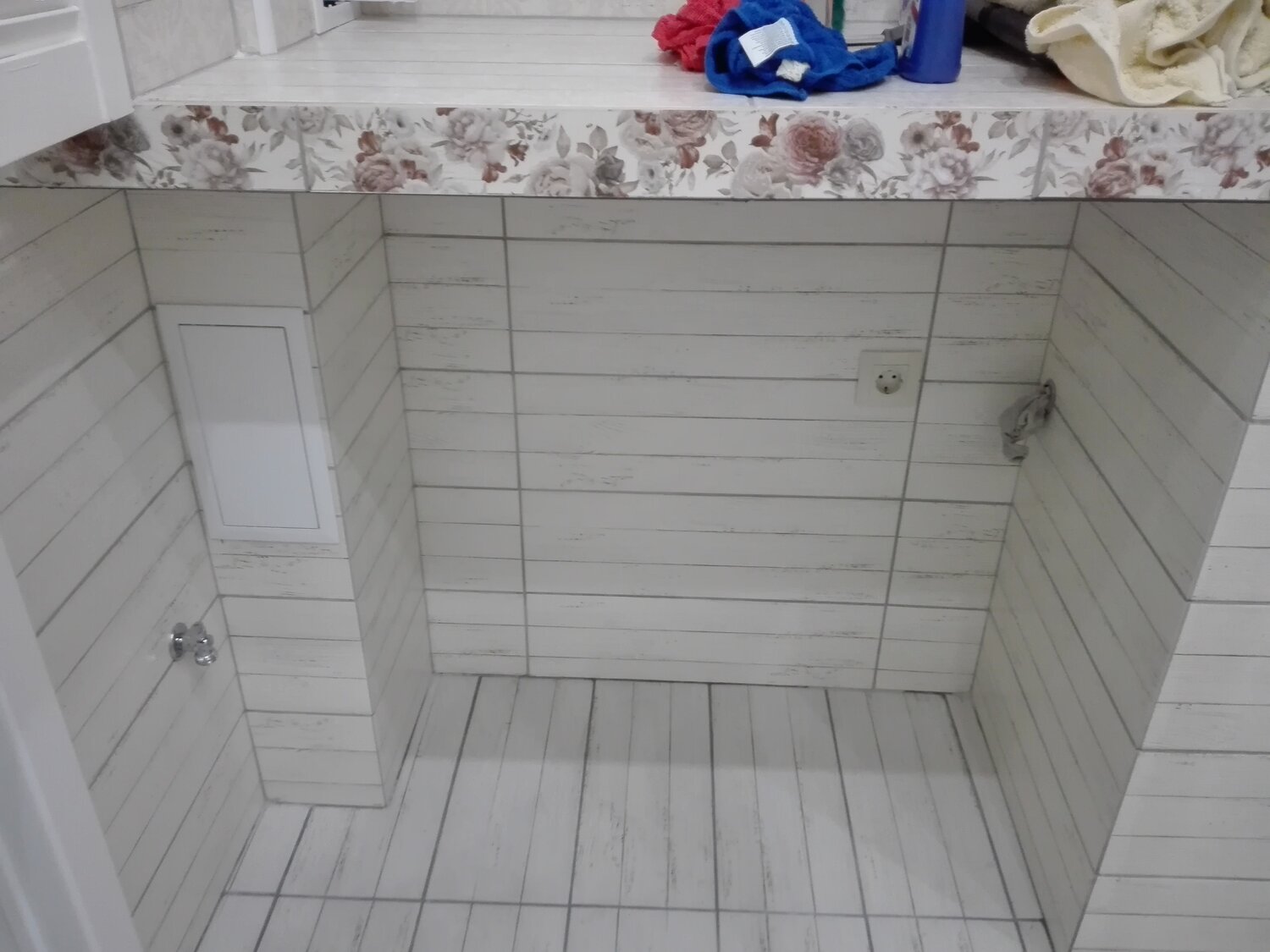 ящик на балкон, балкон, шкаф на балкон с рольставнями, мдф панели на балконе, комод на балкон из вагонки