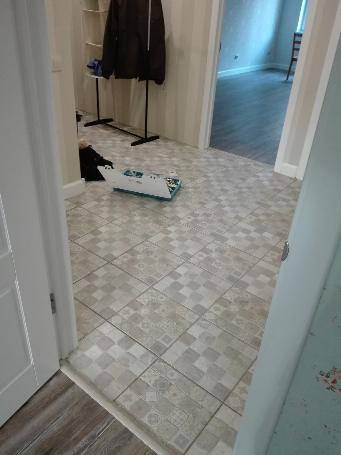 плитка в коридоре по диагонали, плитка в прихожей по диагонали, линолеум, напольная плитка, плитка с ламинатом в коридоре