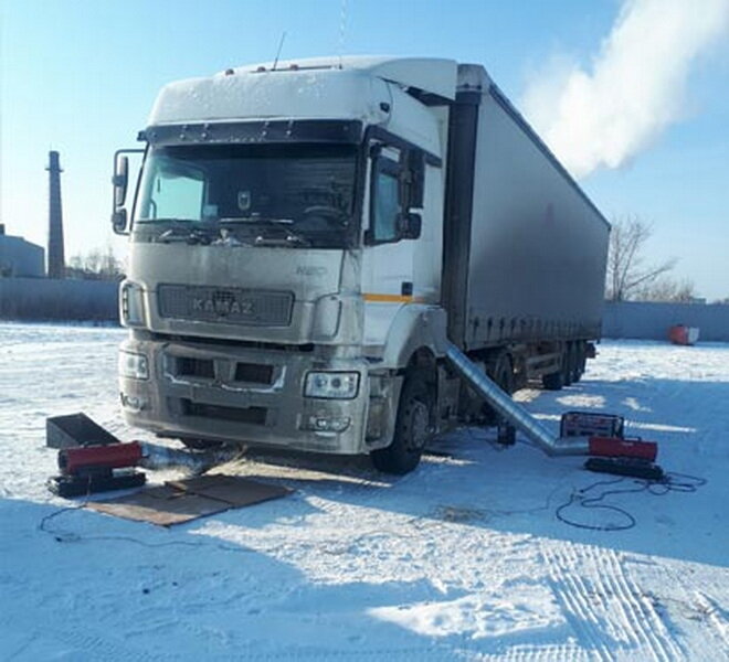 грузовик, грузовой автомобиль, тягач, фуры на стоянке зимой, автомобиль