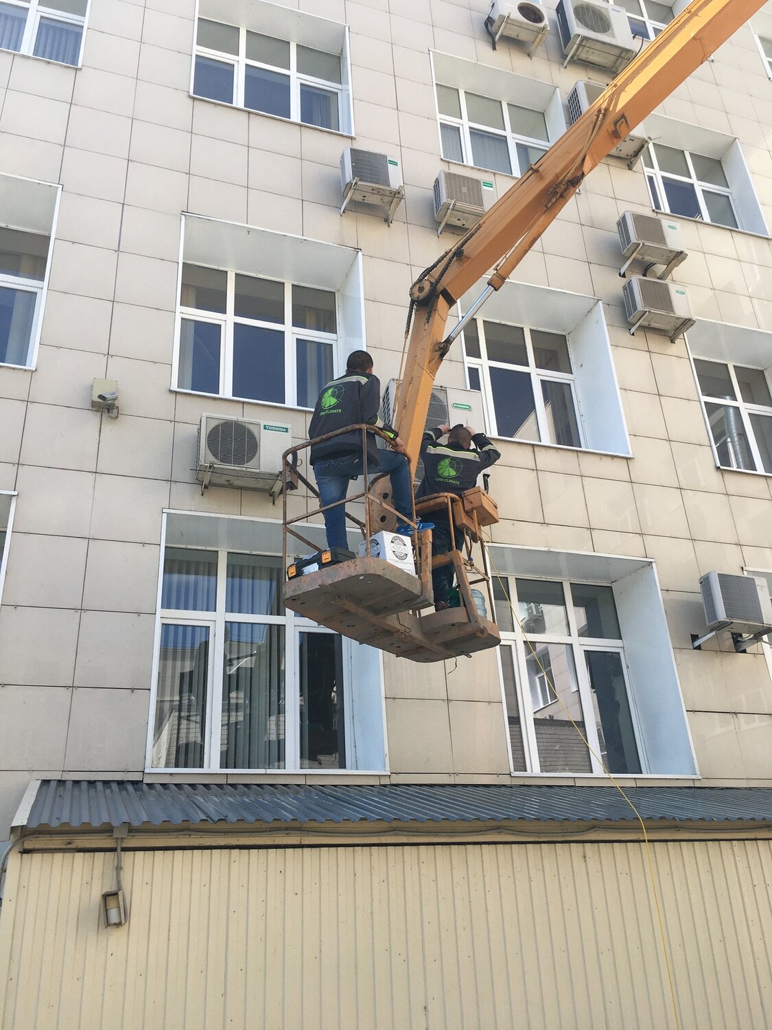 здание, улица, многоквартирный дом, мойка окон фасадов балконов с автовышки, окна