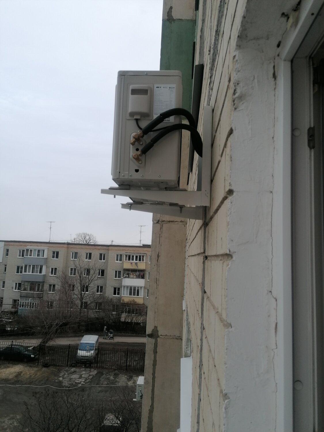 кондиционер, наружный блок кондиционера muz-sf25ve, наружный блок кондиционера сбоку, крепление внешнего блока кондиционера, монтаж внешнего блока кондиционера на 3 этаже